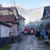 Gori zgrada u Gradačcu: Ugroženo 10 stanova, vatrogasci pokušavaju požar staviti pod kontrolu