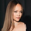 Rihanna zablistala na koncertu u Parizu, otkrila duboki dekolte
