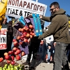 Grčki farmeri bacali poljoprivredne proizvode u znak protesta, ismijali Mitsotakisov poziv na sastanak