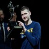 Dok jednom ne smrkne, drugom ne svane: Embiid ide na operaciju, Jokiću jedna ruka već na MVP trofeju