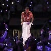 Mišićavi Usher skinuo majicu tokom nastupa i očarao dame: "Zbog ovoga gledam Super Bowl"