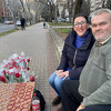 Jelena i Alen Delić nakon 22 godine braka ne mogu jedno bez drugog, zajedno prodaju cvijeće na ulici