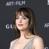 Dakota Johnson se na premijeri filma pojavila u mrežastoj haljini sastavljenoj od srebrnih lančića