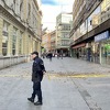 Žena na koju je jučer u Ferhadiji pao dio fasade zadobila prelom lopatične kosti