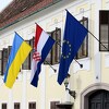 Na zgradi Vlade Hrvatske se zavijorila zastava Ukrajine, Plenković poručio: Herojski se bore za slobodu