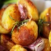 Kako pripremiti najhrskaviji krompir iz rerne? Isprobajte recept Jamieja Olivera