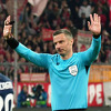 Slovenski sudija se izvinjavao publici nakon što je zaustavio opasan napad Bayerna