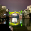 Stari most prvi put osvijetljen ramazanskim porukama, građani i turisti uživali uz Neretvu