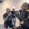 Mike Tyson počeo pripreme za meč: Pogledajte kako s 57 godina razvaljuje na sparingu