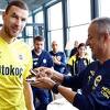 Slavljenik Edin Džeko imao poseban doček uoči derbija, trener ga počastio kolačem