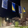 Mostar okićen zastavama Evropske unije i Bosne i Hercegovine iščekuje zeleno svjetlo