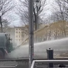Brisel: Farmeri iz traktora prskali stajsko gnojivo, policija odgovorila vodenim topom
