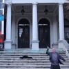 Zijah Sokolović privukao pažnju ispred Narodnog pozorišta: "U gluho doba kada svijet spava"