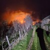 Šumski požar zahvatio i selo Košutica kod Sokoca, vatrogasci brane kuće od vatre
