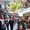 Baščaršija preplavljena šetačima: Građani i turisti uživaju u suncu i ljetnim temperaturama