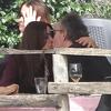 Monica Bellucci i Tim Burton nisu mogli obuzdati poljupce, slavni par privukao pažnju u restoranu