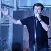 Bajagu ometali nepristojni pojedinci iz publike, on im uzvratio: Mogu li vas zamoliti da prestanete?