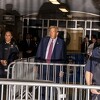 Dok je Trump bio u sudnici ispred suda u New Yorku se zapalio muškarac