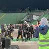 Policija štitovima čuvala Kazlagića nakon derbija, razni predmeti letjeli s istoka Koševa