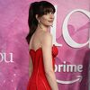Anne Hathaway plijenila pažnju u Versace kreaciji: Vatrenocrvena haljina i izrezi ispod dekoltea