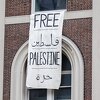 Propalestinski demonstranti upali u zgradu njujorškog univerziteta i razvili transparent "Intifada"
