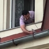 Mačka cijeli dan bila zaglavljena na oluku zgrade u Titovoj ulici, spasili je stanari
