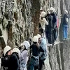 Turisti u Kini ostali zaglavljeni na litici više od sat vremena zbog pretrpanosti staze