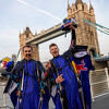 Skydiveri iz Red Bull Skydive Teama proletjeli kroz londonski Tower Bridge