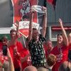 Doživotno suspendovan sudija koji je izašao na binu i podigao pehar s ekipom kojoj je pomogao da pobijedi