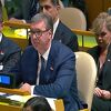 Vučić poklonio predsjedavajućem zastavu Srbije, kaže da će rezolucija napraviti političku pometnju