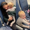 Mama zalijepila dijete za sjedalo u avionu pa pojasnila: Ponekad želiš samo dvije minute mira
