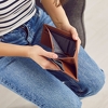 Ženu iznenadilo od čega je njezin novčanik napravljen: Barem recikliraju