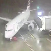 Snažni vjetar u Teksasu "odgurao" avion od mosta na terminalu