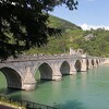 Bacanjem ruža sa ćuprije u Višegradu obilježena 32. godišnjica zločina nad Bošnjacima