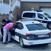 Određen pritvor mladiću koji je demolirao policijski auto pa  policiji prijetio bombom