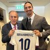 Ibrahimović dobio dres Srbije sa svojim prezimenom, uručila mu ga velika legenda
