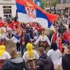 Navijači Srbije se zagrijavaju za Engleze, igraju kolo usred Gelsenkirchena