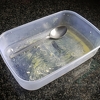 Muče vas masni tragovi na plastičnim posudama? Uz ovaj trik lako ćete riješiti problem