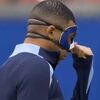 Kylian Mbappe testirao masku uoči početka meča s Nizozemskom, udarao se rukom po nosu