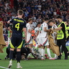 Mađarski napadač izašao iz bolnice, pojavio se u javnosti prvi put nakon jezive povrede