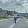 Snimak koji će vam popraviti dan: Muškarac zaustavio saobraćaj u Vogošći da patke i pačići pređu cestu