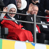 Recep Tayyip Erdogan sa suprugom Eminom iz svečane lože prati utakmicu Nizozemske i Turske