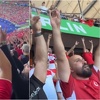 Hiljade Turaka uz himnu uoči utakmice pokazivalo je isto, pozdravom su poslali poruku UEFA-i