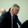 Je li Alec Baldwin odglumio suze na suđenju: Kamera uhvatila suprugu dok mu "daje znak"