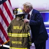 Bizaran Trumpov nastup: Ljubio kacigu ubijenog vatrogasca pa poručio da će Biden "izazvati treći svjetski rat"