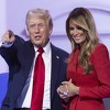 Melania se nakon dugo vremena pojavila s Trumpom u javnosti, grlili se i ljubili na pozornici