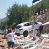 Kostanjica: Vozač nije povukao ručnu kočnicu, automobi sletio na plažu punu kupača