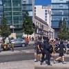 Nasilni protesti se šire Velikom Britanijom: Brojni demonstranti napali usamljenog policajca na motociklu
