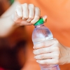 Zabrinjavajući razlog zbog kojeg ne biste trebali piti iz plastičnih flaša