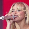 Atraktivno izdanje jedne od trenutno najvećih muzičkih zvijezda: Kostim i mrežaste čarape iznad koljena